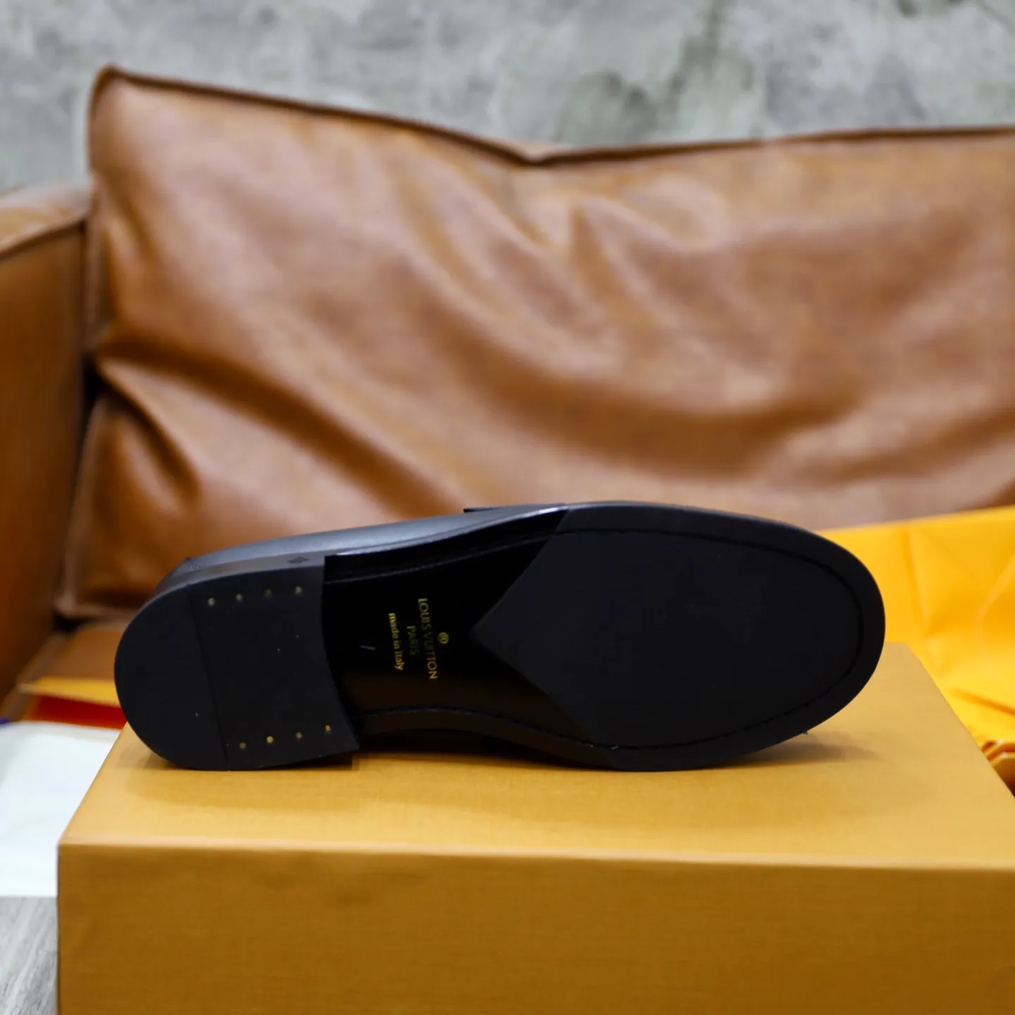 Men's shoes 💰: 💰900LV Louis Vuitton slip-on loafers, top quality products produced in Dongguan, ready for sale! This LV Glove loafer is made of selected soft cowhide, with a slightly wrinkled leather surface and a very high-end texture. Each pair is unique. The leather surface is light and soft, with a fine texture and good luster. It is a classic loafer style, with exquisite handmade mark stitching on the toe, and a square toe configuration to highlight the classic style. The horizontal band has hot-printed LV three-dimensional letters, semi-solid handcrafts and a genuine leather outsole, and a rubber patch on the heel to create wear-resistant performance and comfort. One of the must-have loafers for men! Comes with full original packaging! Code number: 38-39-40-41-42-43-44 (38, 45, 46 customized) standard leather shoe code